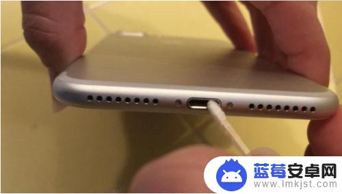 手机充电孔如何防止灰尘 苹果手机充电口清理技巧